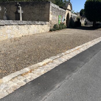 rue Nicolas de Lancy, entre l'église et la mairie