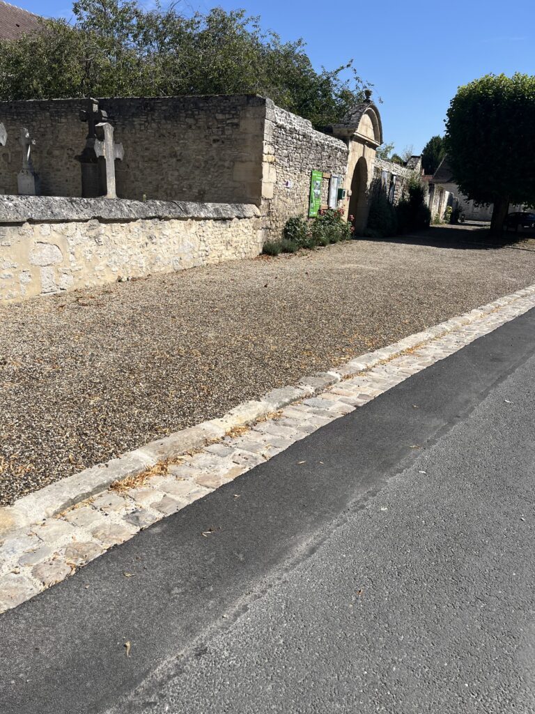 rue Nicolas de Lancy, entre l'église et la mairie